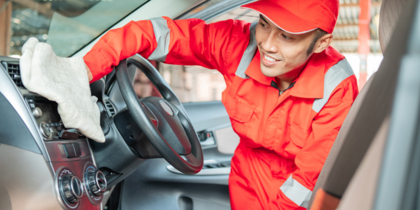 ฉีดน้ำยาทำความสะอาดลงบนผ้าก่อนเช็คทำความสะอาดในรถ